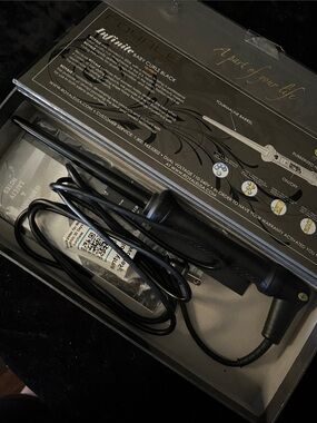 Royale Infinite Baby Curls styling wand